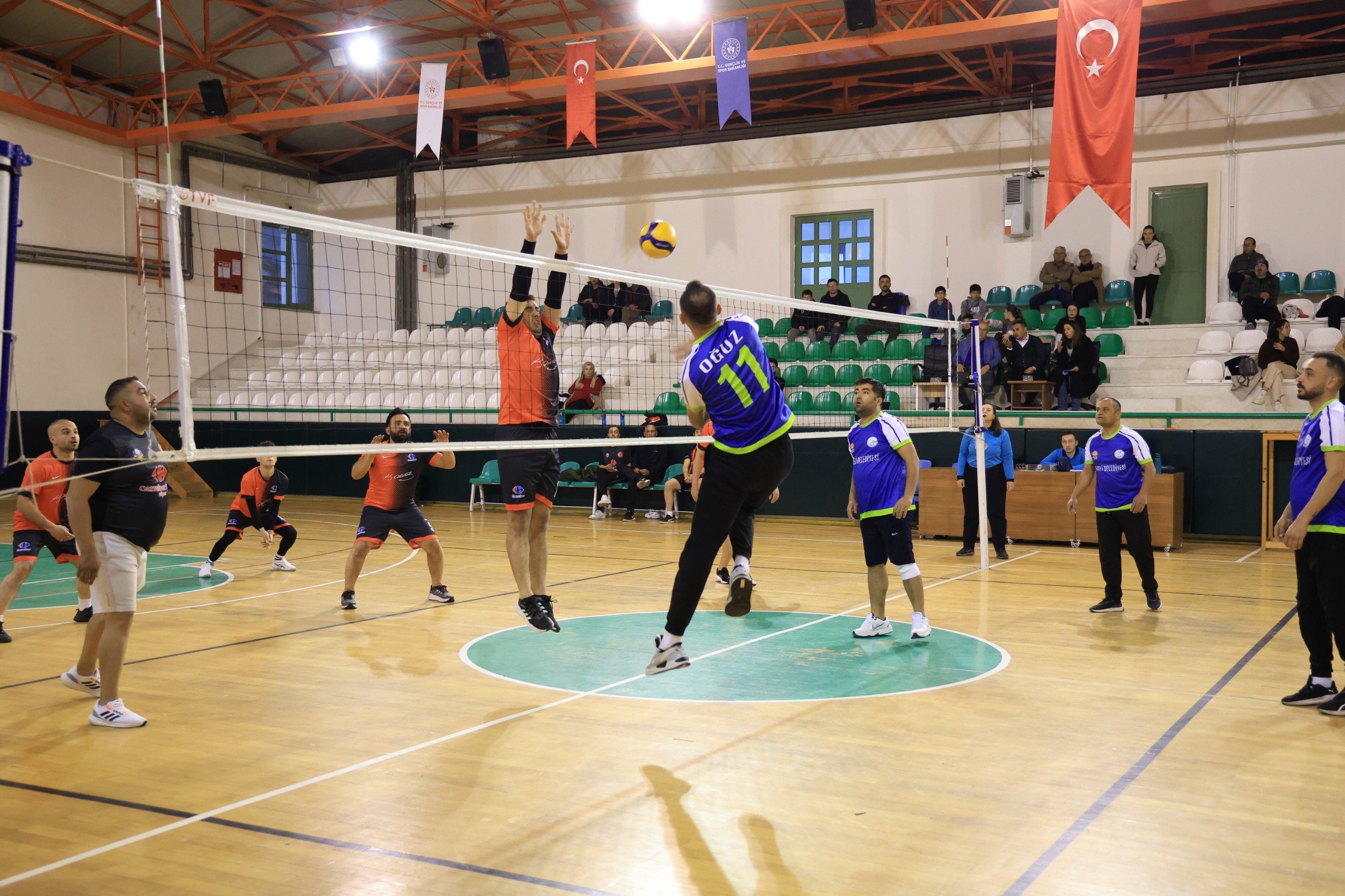 Çameli̇’de Kurumlar–Mahalleler Voleybol Turnuvasi Coşkuyla Devam Edi̇yor (1)