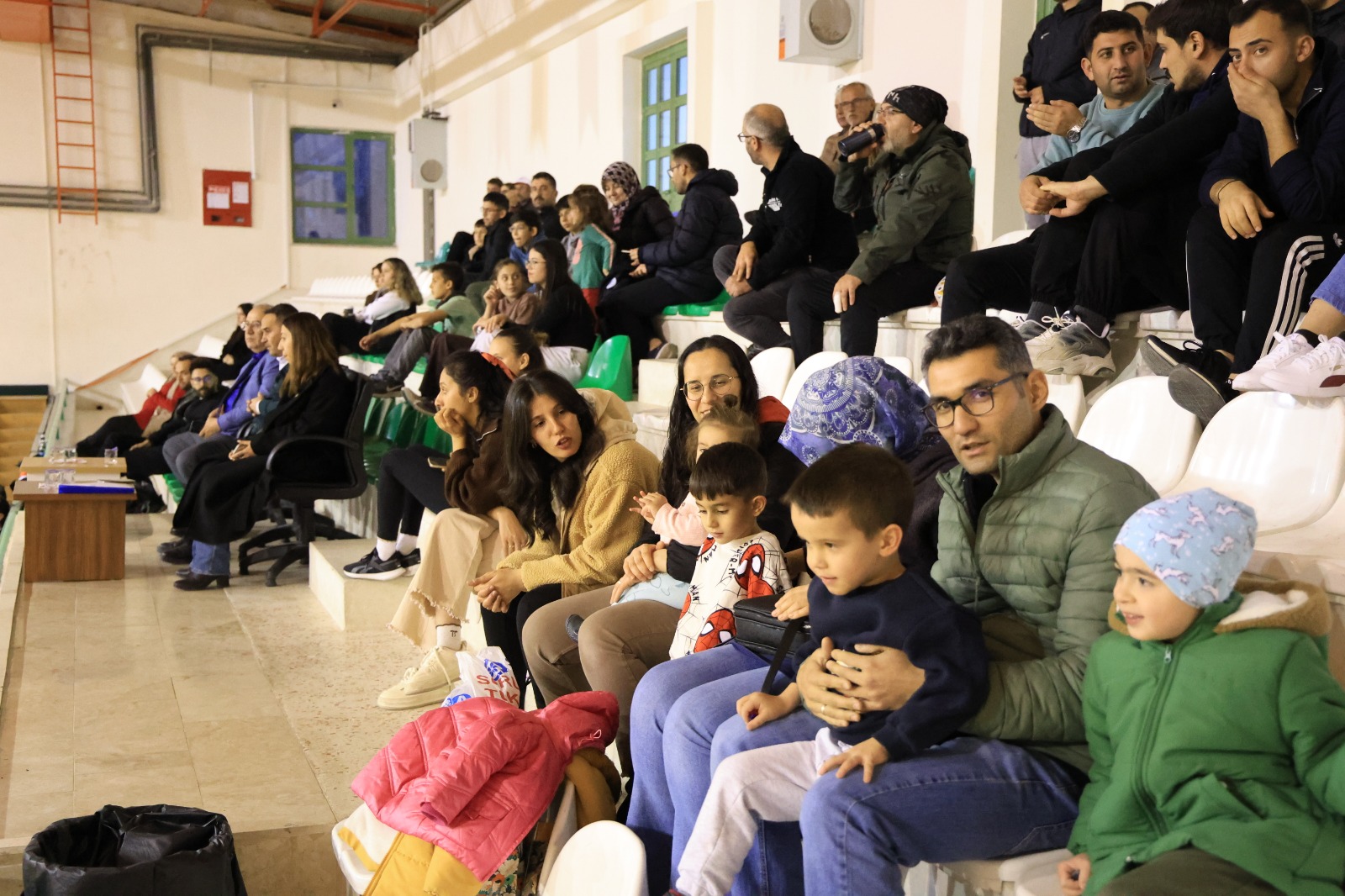 Çameli̇’de Kurumlar–Mahalleler Voleybol Turnuvasi Coşkuyla Devam Edi̇yor (3)