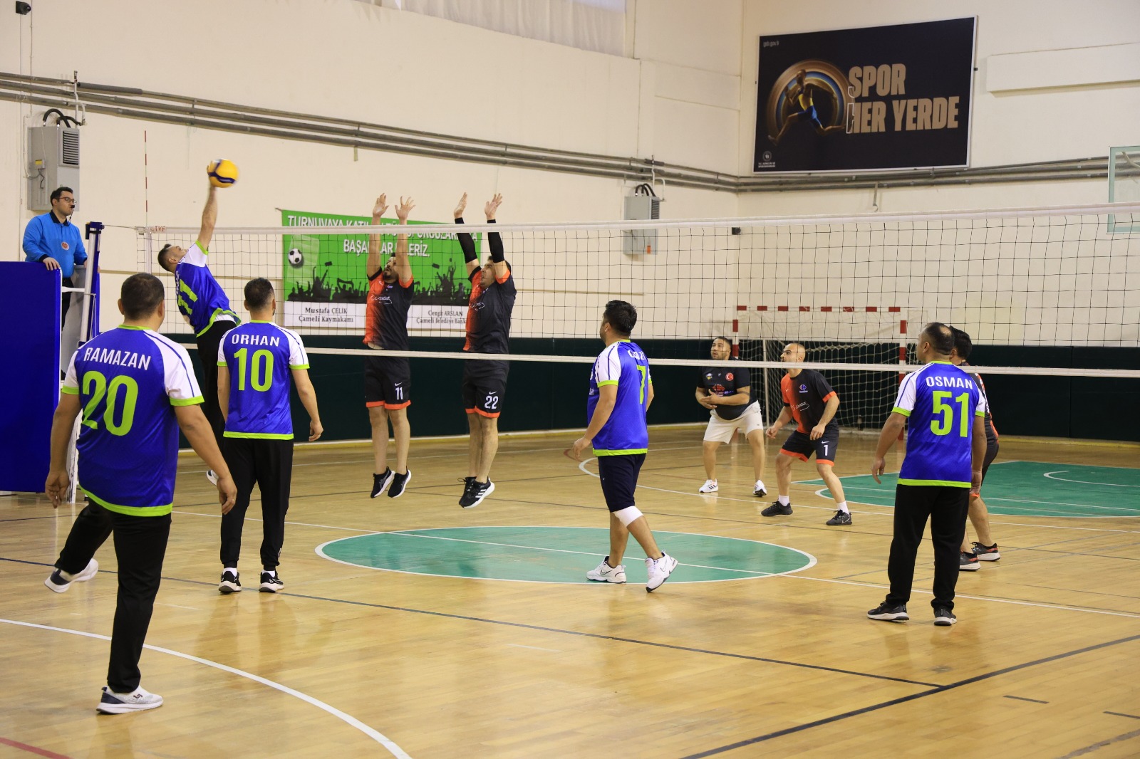 Çameli̇’de Kurumlar–Mahalleler Voleybol Turnuvasi Coşkuyla Devam Edi̇yor (4)