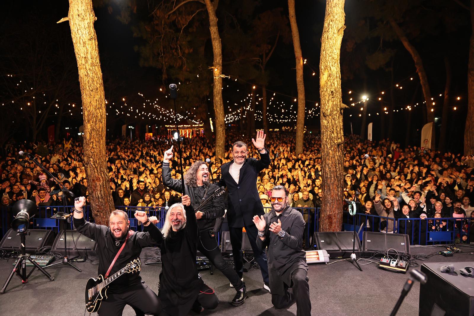 Denizli Büyükşehir’in Yılbaşı Festivali Renkli Görüntülerle Başladı (15)