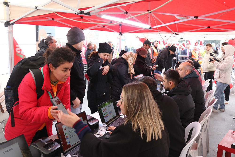 Deni̇zli̇'de Zi̇nci̇r Marketi̇n İndi̇ri̇mli̇ Açilişi Geceden Sabaha Kuyruk Oluşturdu (3)