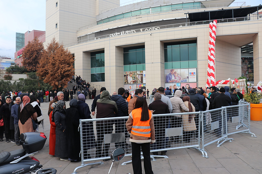 Deni̇zli̇'de Zi̇nci̇r Marketi̇n İndi̇ri̇mli̇ Açilişi Geceden Sabaha Kuyruk Oluşturdu (4)