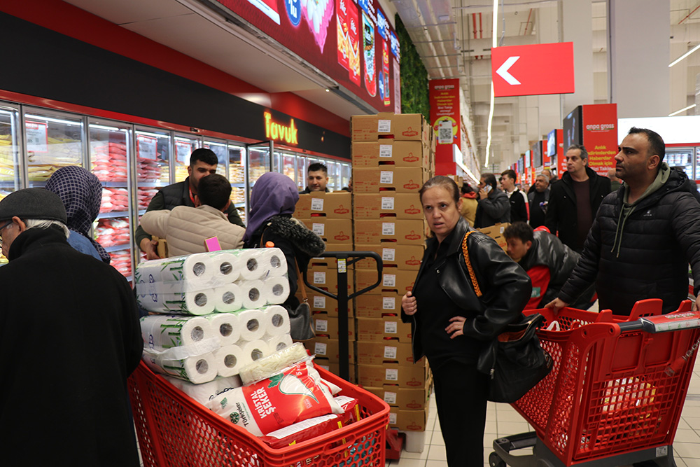 Deni̇zli̇'de Zi̇nci̇r Marketi̇n İndi̇ri̇mli̇ Açilişi Geceden Sabaha Kuyruk Oluşturdu (5)