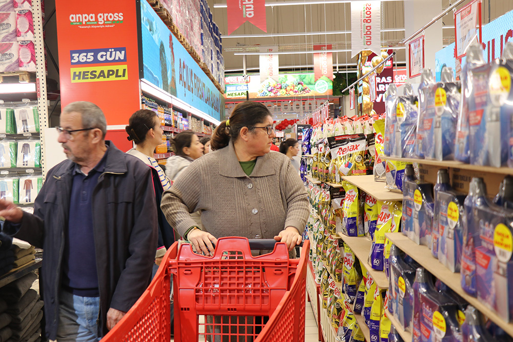 Deni̇zli̇'de Zi̇nci̇r Marketi̇n İndi̇ri̇mli̇ Açilişi Geceden Sabaha Kuyruk Oluşturdu (6)