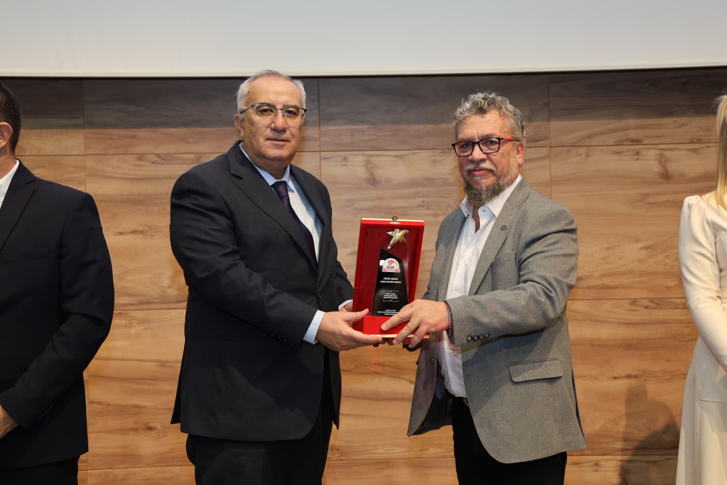 Arslan’a “Yilin En Başarili İlçe Beledi̇ye Başkani” Ödülü (4)