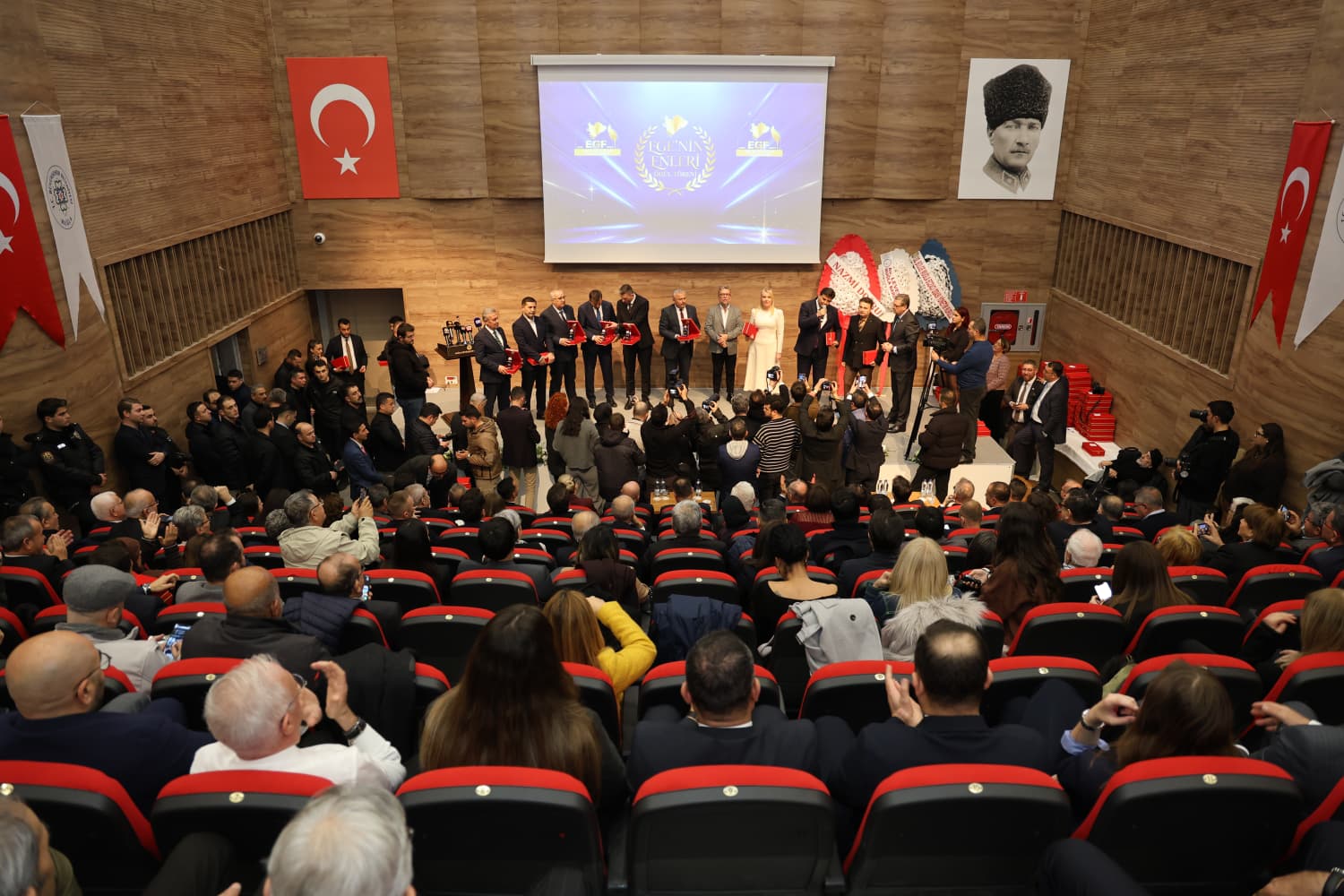 Arslan’a “Yilin En Başarili İlçe Beledi̇ye Başkani” Ödülü (5)