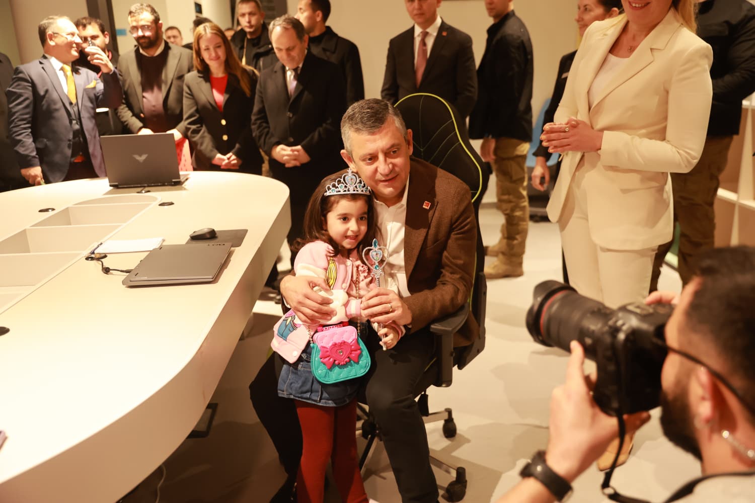 Chp Genel Başkani Özgür Özel “Helal Olsun Şeni̇z Başkanima” (1)