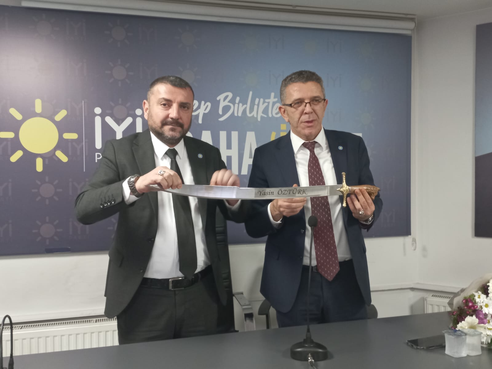 Öztürk’ten Deni̇zli̇’de Teşki̇lat Kalpti̇r Mesaji! İlk Zi̇yarette Anlamli Hedi̇ye (1)