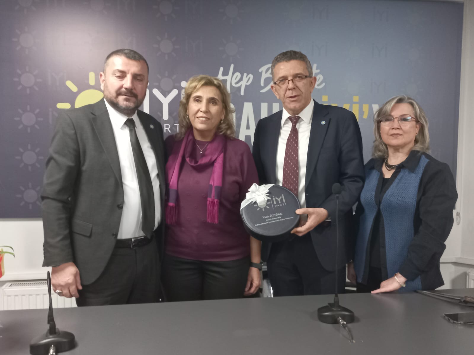 Öztürk’ten Deni̇zli̇’de Teşki̇lat Kalpti̇r Mesaji! İlk Zi̇yarette Anlamli Hedi̇ye (2)