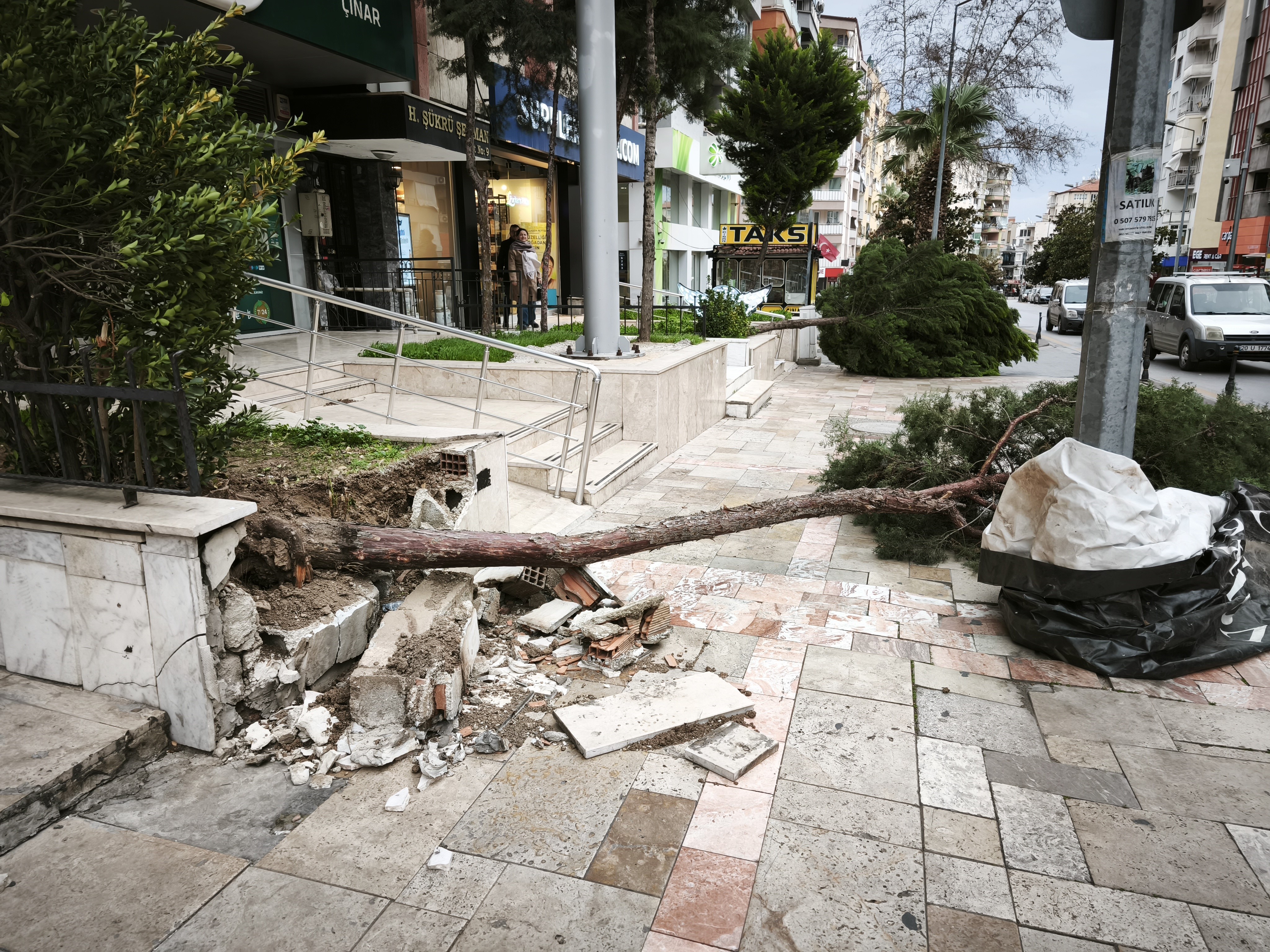 Şi̇ddetli̇ Rüzgar Çatilari Uçurdu, Ağaçlari Devi̇rdi̇, Araçlar Zarar Gördü (1)