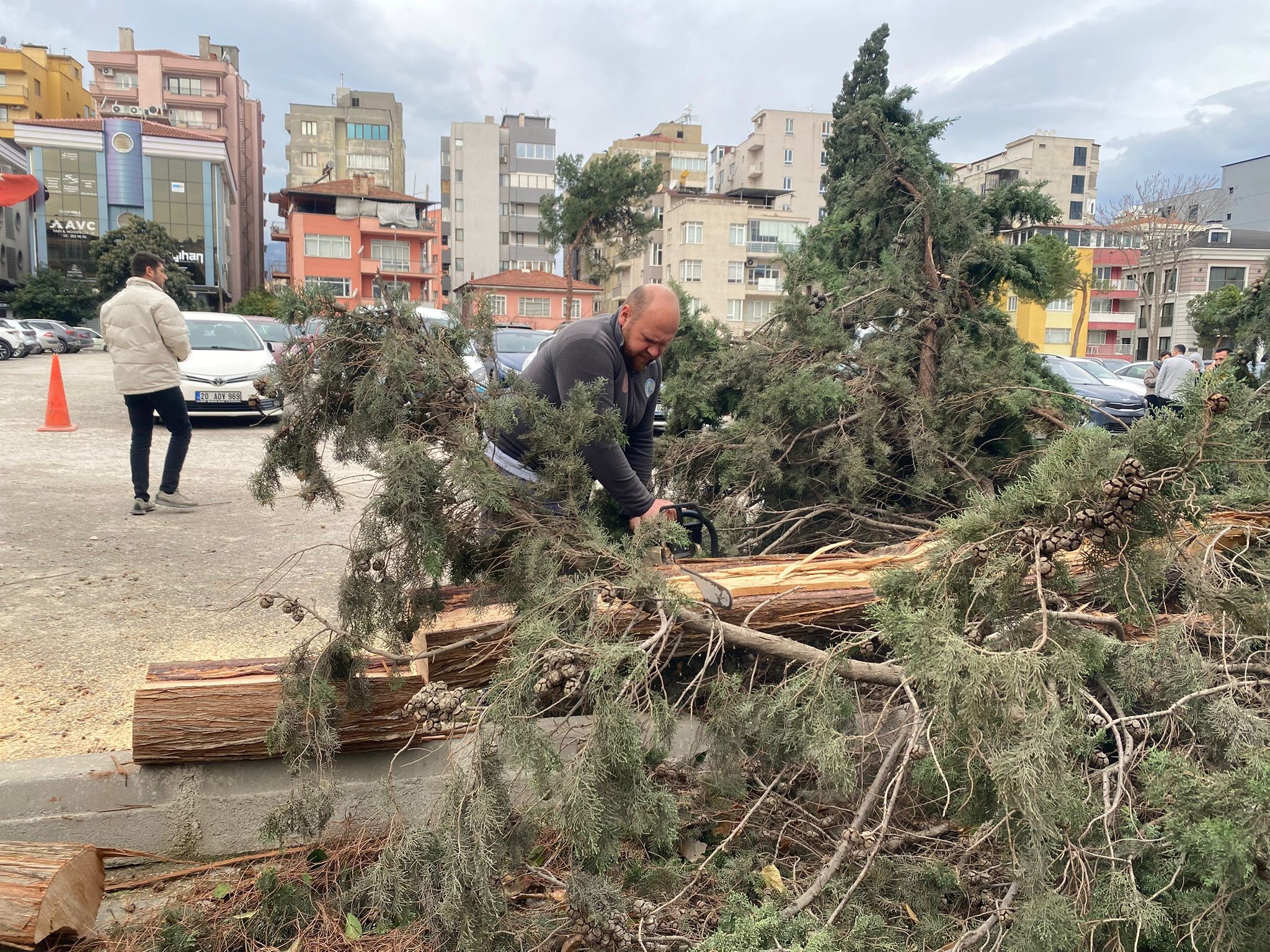 Şi̇ddetli̇ Rüzgar Çatilari Uçurdu, Ağaçlari Devi̇rdi̇, Araçlar Zarar Gördü (2)