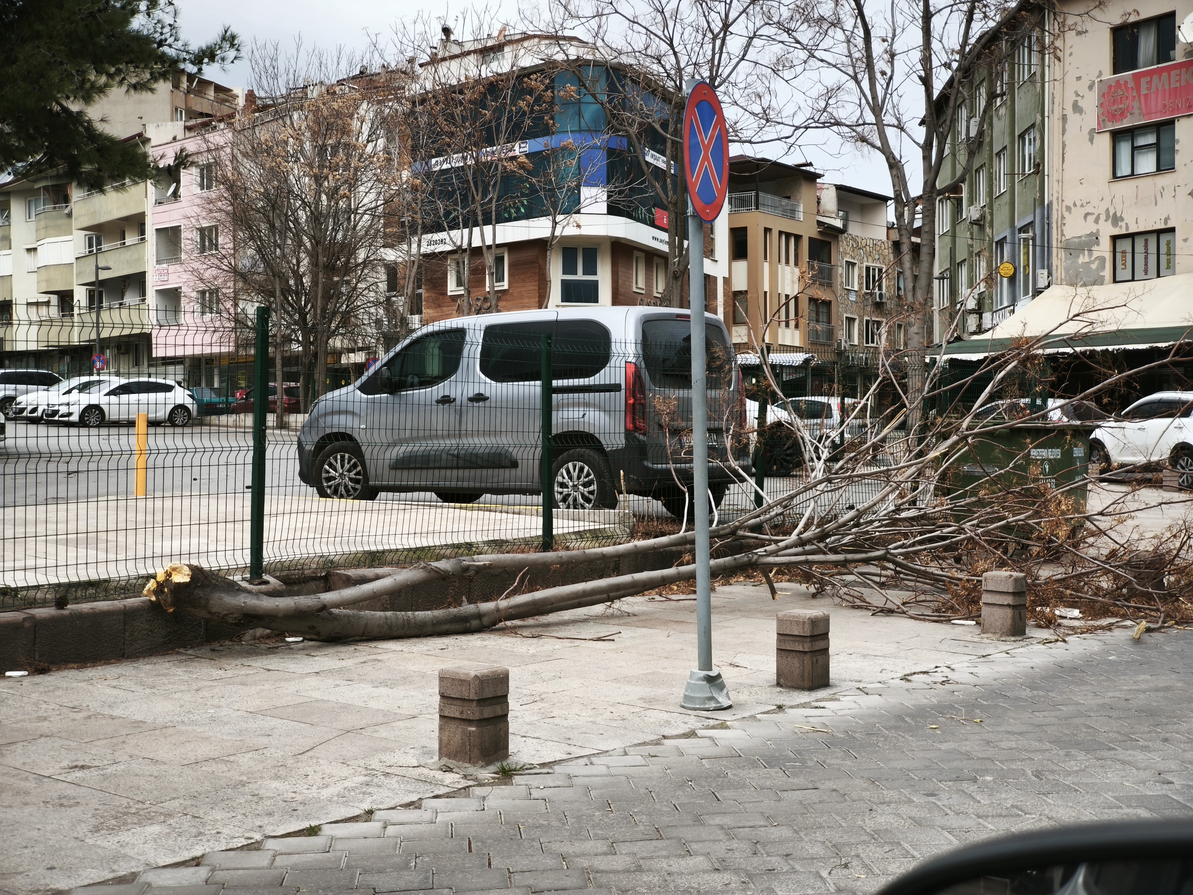 Şi̇ddetli̇ Rüzgar Çatilari Uçurdu, Ağaçlari Devi̇rdi̇, Araçlar Zarar Gördü (4)