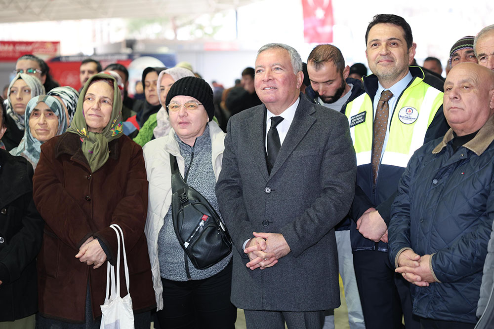 Honaz’da Üreti̇ci̇ye Büyük Destek! 228 Çi̇ftçi̇ye 14 Bi̇n 236 Fi̇dan Ücretsi̇z Dağitildi (1)