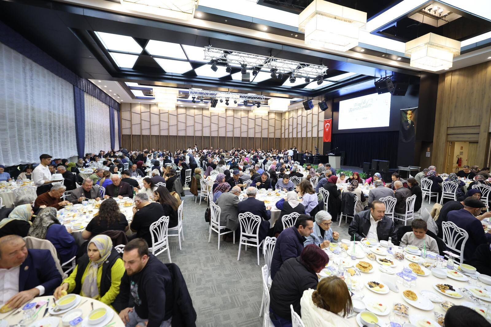 Başkan Doğan Gazi̇ Ve Şehi̇t Yakinlari İle İftarda Bi̇r Araya Geldi̇ (11)