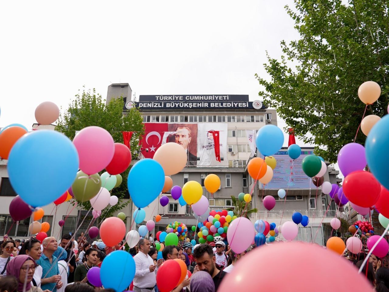 Büyükşehir’in “Umuda Pedal Çevir” Bisiklet Şenliği Kortej Yürüyüşüyle Başladı (11)