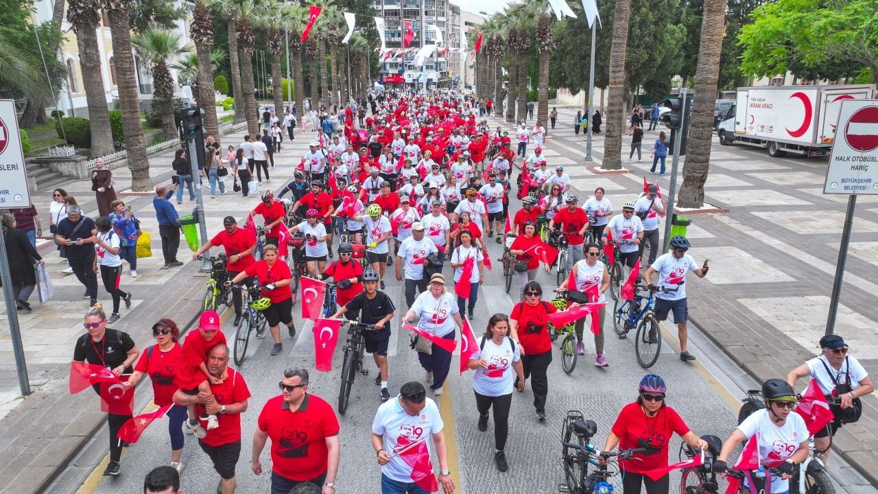 Büyükşehir’in “Umuda Pedal Çevir” Bisiklet Şenliği Kortej Yürüyüşüyle Başladı (19)
