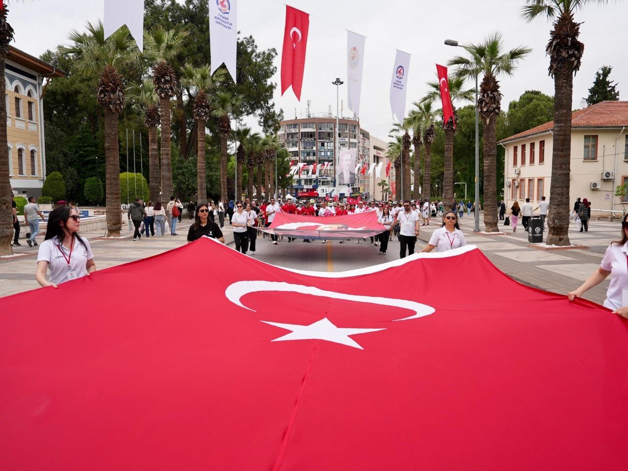 Büyükşehir’in “Umuda Pedal Çevir” Bisiklet Şenliği Kortej Yürüyüşüyle Başladı (2)
