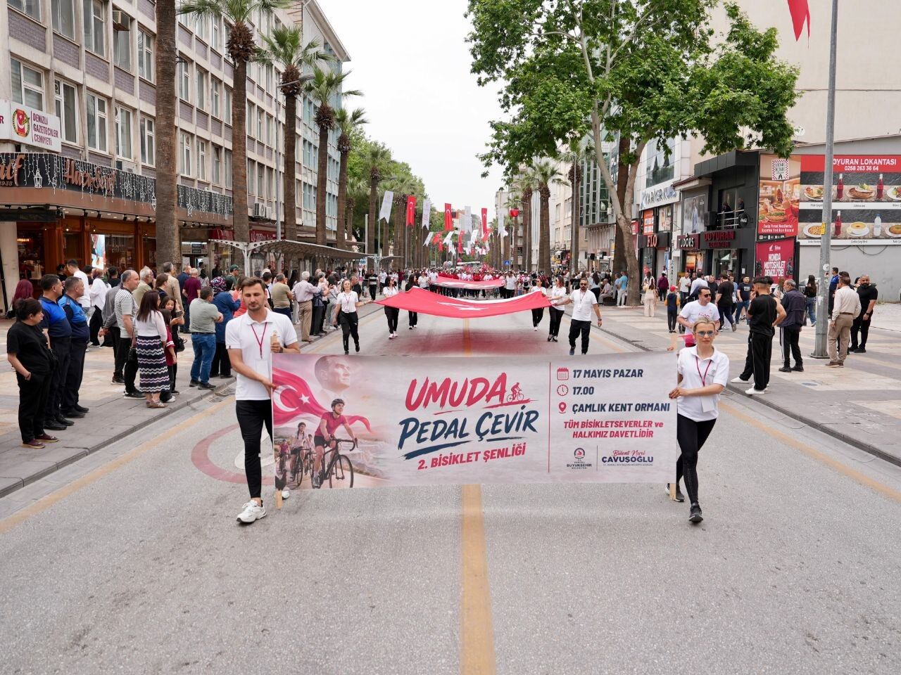Büyükşehir’in “Umuda Pedal Çevir” Bisiklet Şenliği Kortej Yürüyüşüyle Başladı (9)