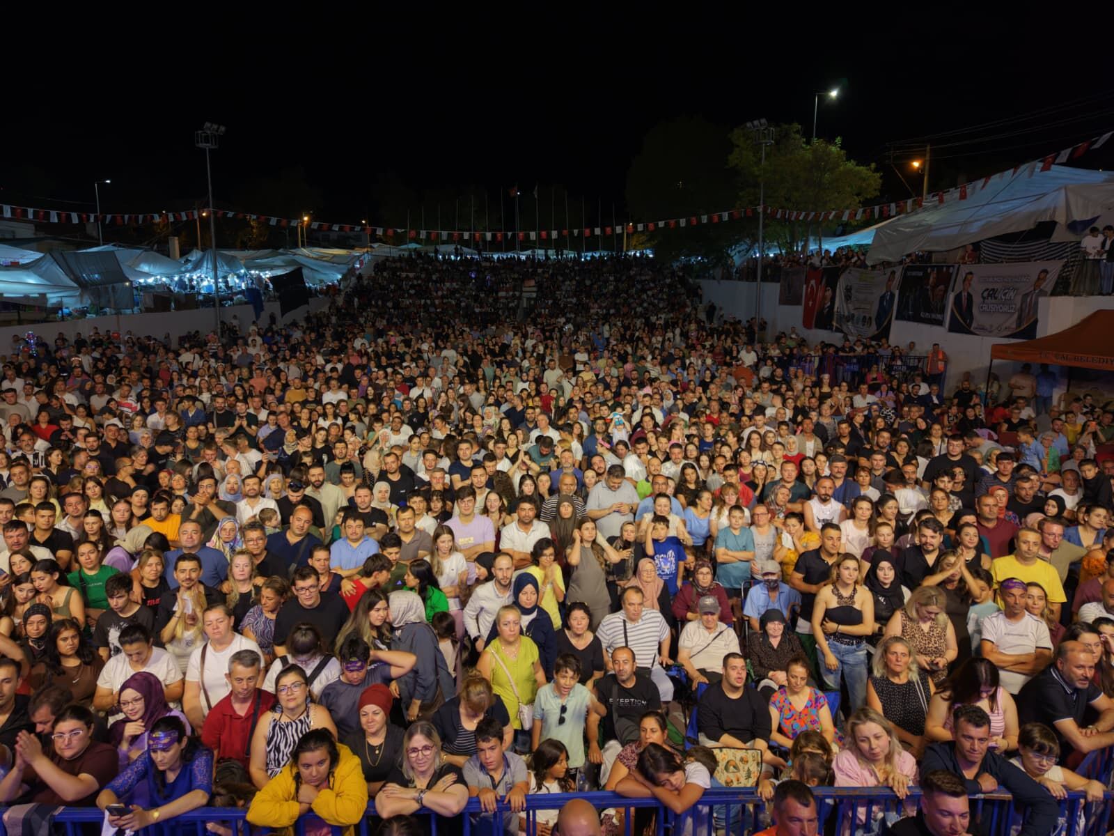 Çal’da Festi̇val Coşkusu Murat Keki̇lli̇ Konseri̇yle Zi̇rve Yapti (3)