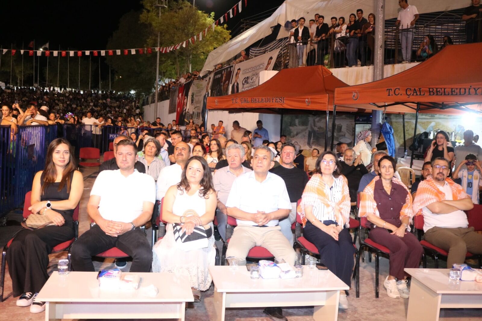 Çal’da Festi̇val Coşkusu Murat Keki̇lli̇ Konseri̇yle Zi̇rve Yapti (4)