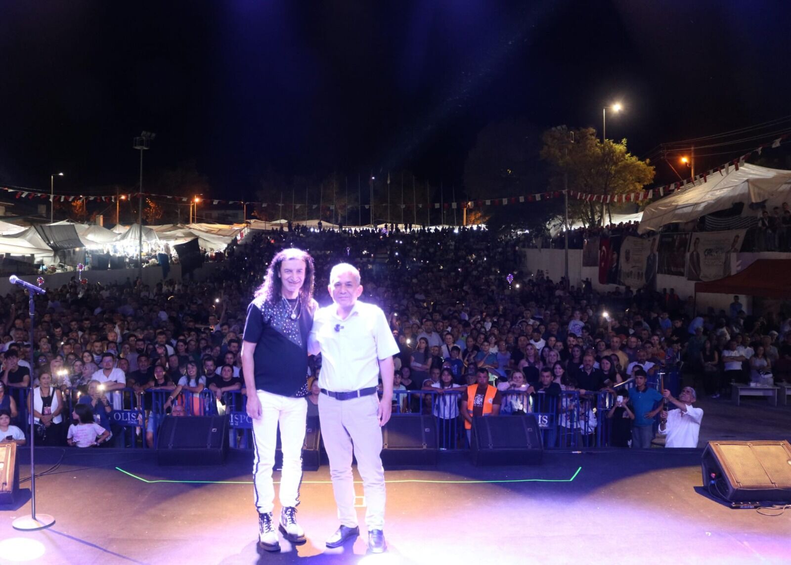 Çal’da Festi̇val Coşkusu Murat Keki̇lli̇ Konseri̇yle Zi̇rve Yapti (5)