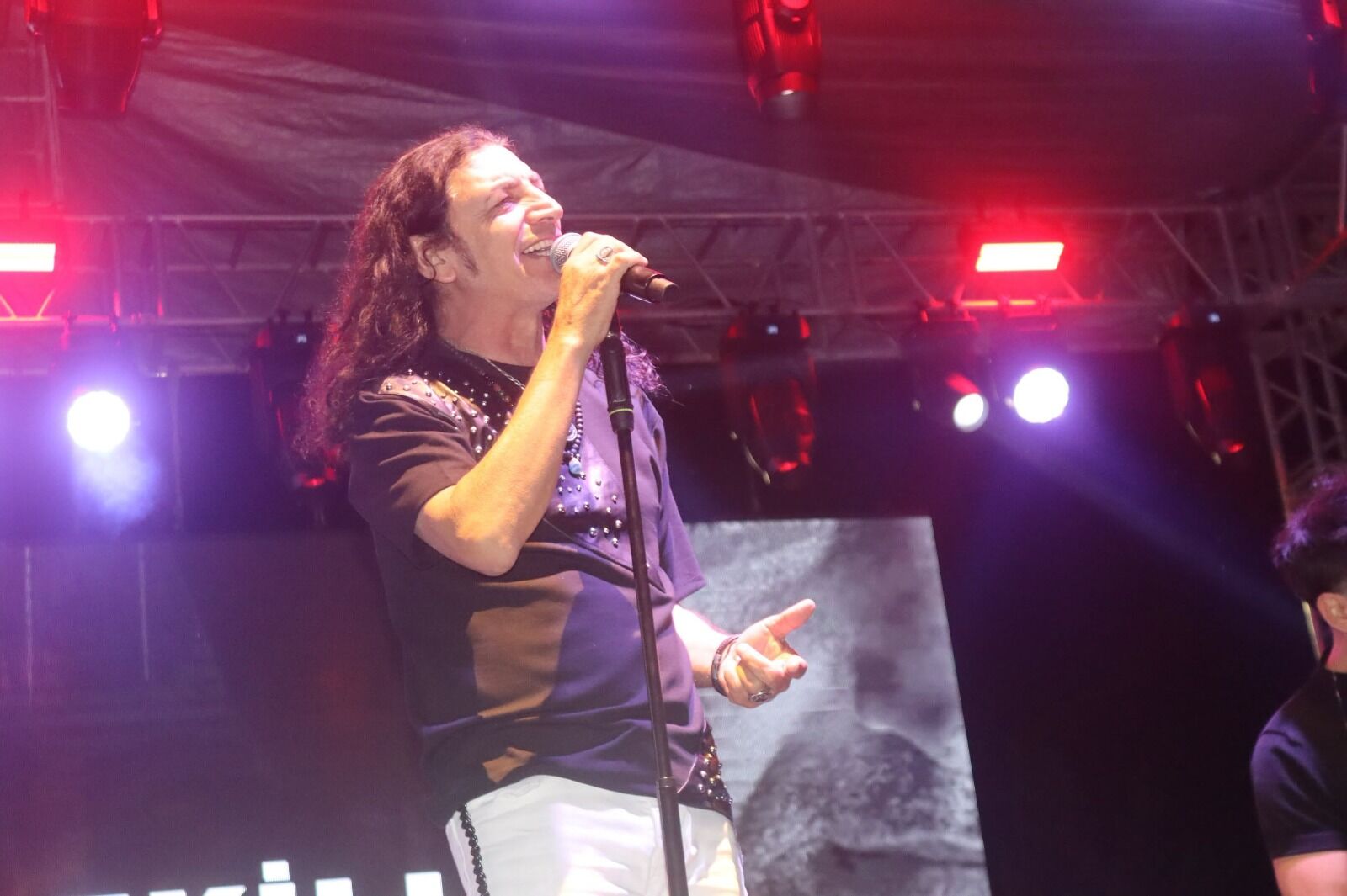 Çal’da Festi̇val Coşkusu Murat Keki̇lli̇ Konseri̇yle Zi̇rve Yapti (6)