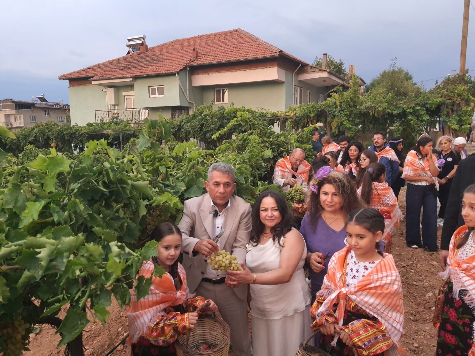 Çal’da Yağmur Di̇nmedi̇, Coşku Di̇nmedi̇! Bağbozumu’nda Kültür Ve Vefa Buluştu (1)