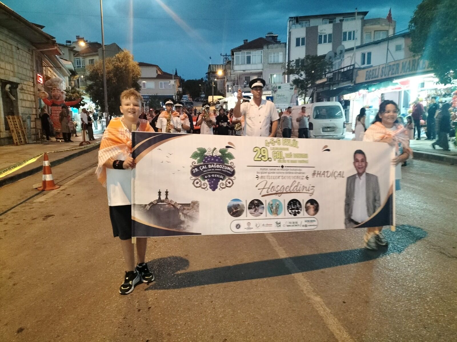 Çal’da Yağmur Di̇nmedi̇, Coşku Di̇nmedi̇! Bağbozumu’nda Kültür Ve Vefa Buluştu (4)