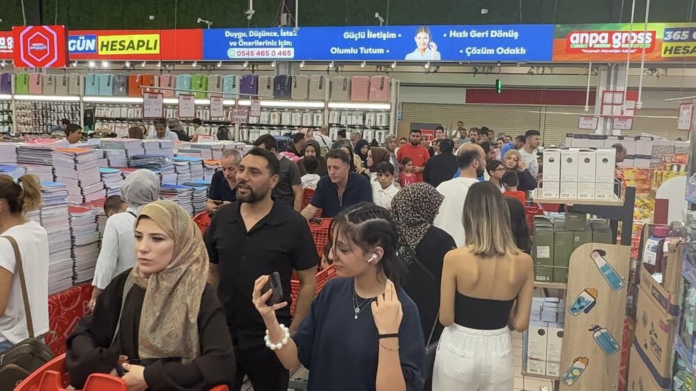 Okullarin Açilmasina Kisa Süre Kala Veli̇leri̇n Kirtasi̇ye Telaşi Başladi (1)