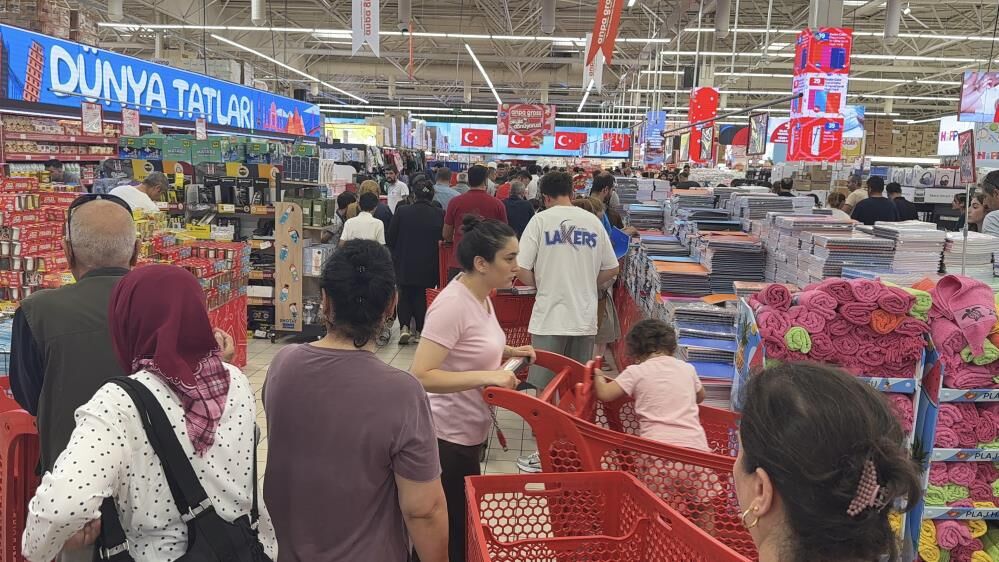 Okullarin Açilmasina Kisa Süre Kala Veli̇leri̇n Kirtasi̇ye Telaşi Başladi (3)