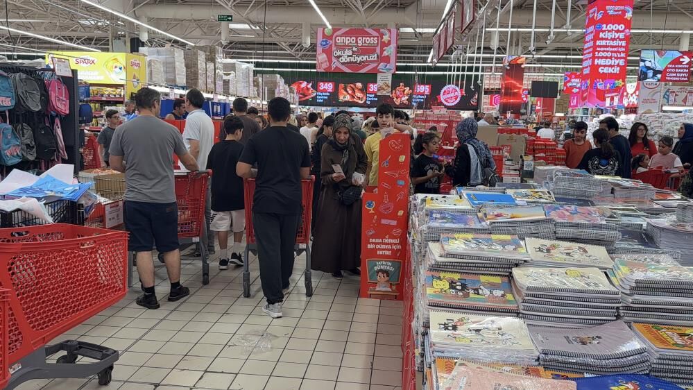 Okullarin Açilmasina Kisa Süre Kala Veli̇leri̇n Kirtasi̇ye Telaşi Başladi (4)