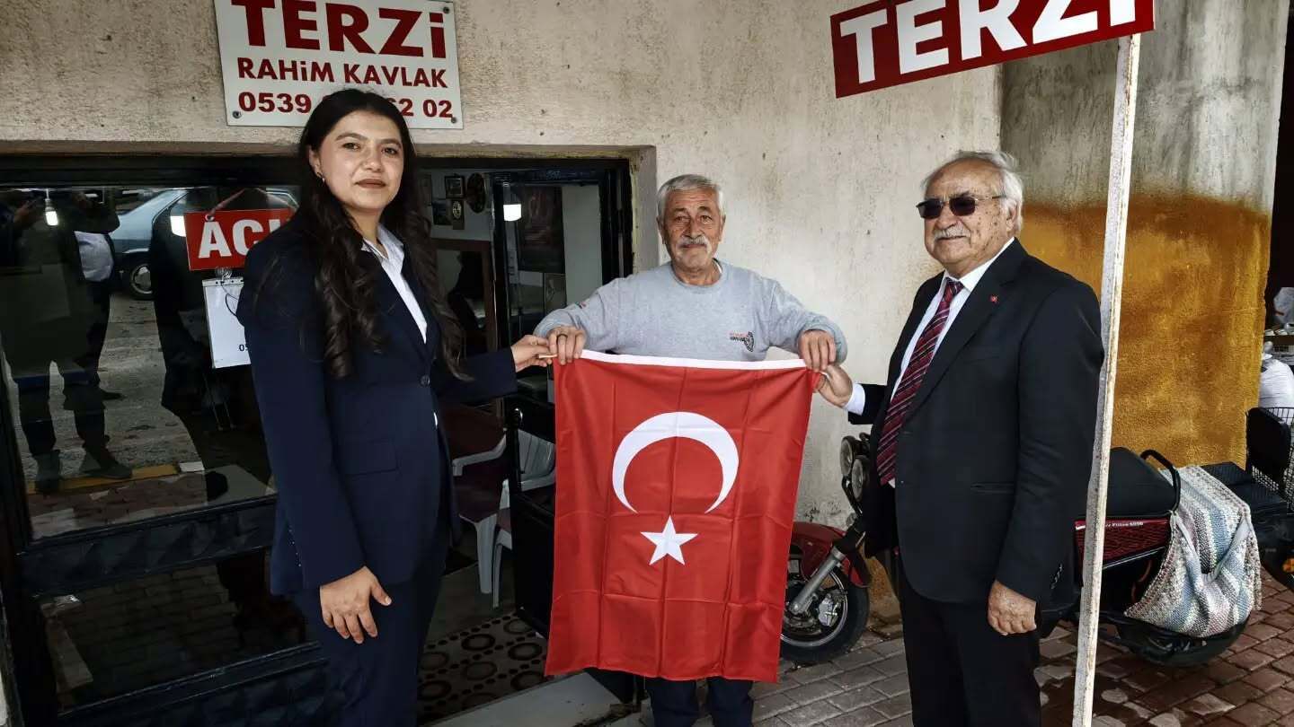B A K L A N’ D A E S N A F A T Ü R K B A Y R A Ğ I D A Ğ I T I L D I 1