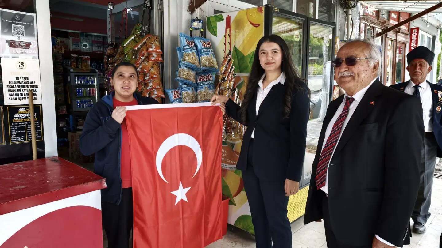 B A K L A N’ D A E S N A F A T Ü R K B A Y R A Ğ I D A Ğ I T I L D I 3