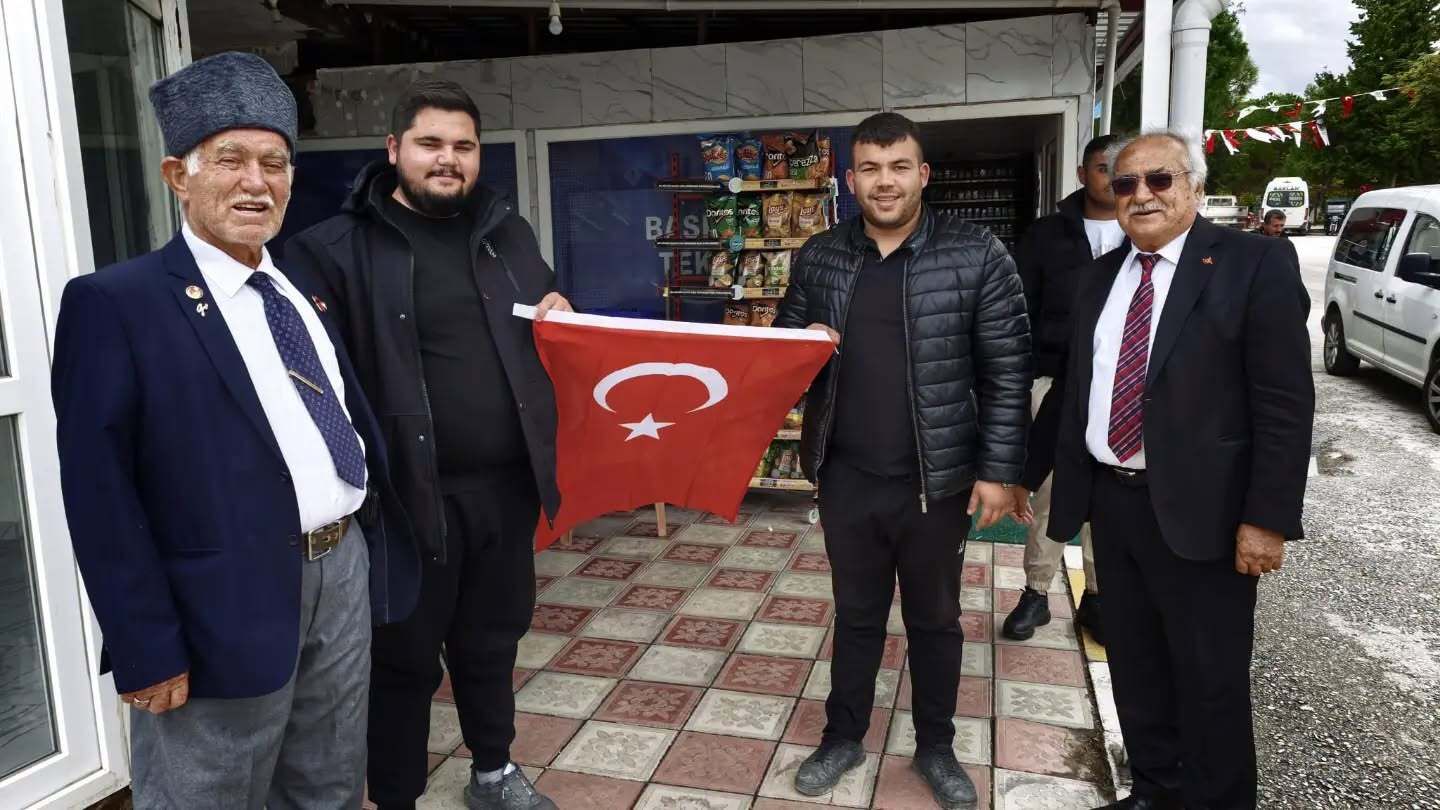 B A K L A N’ D A E S N A F A T Ü R K B A Y R A Ğ I D A Ğ I T I L D I 4