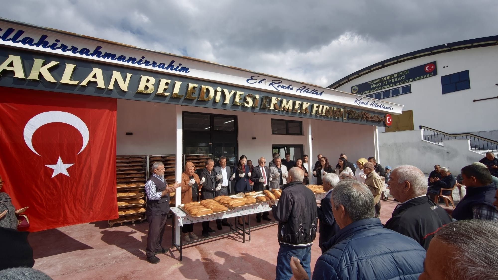 Baklan Beledi̇ye Firini Hi̇zmete Açildi! İlk Ekmekler Vatandaşlara Dağitildi