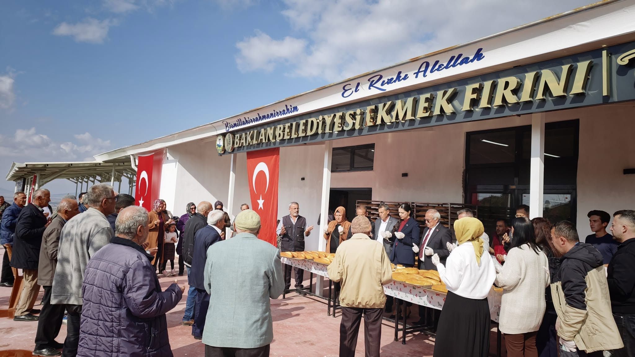 Baklan Beledi̇ye Firini Hi̇zmete Açildi! İlk Ekmekler Vatandaşlara Dağitildi2