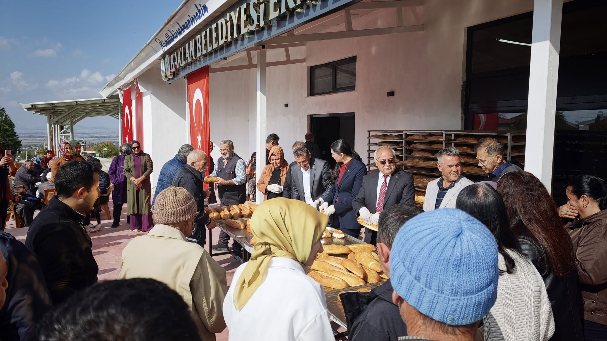 Baklan Beledi̇ye Firini Hi̇zmete Açildi! İlk Ekmekler Vatandaşlara Dağitildi3