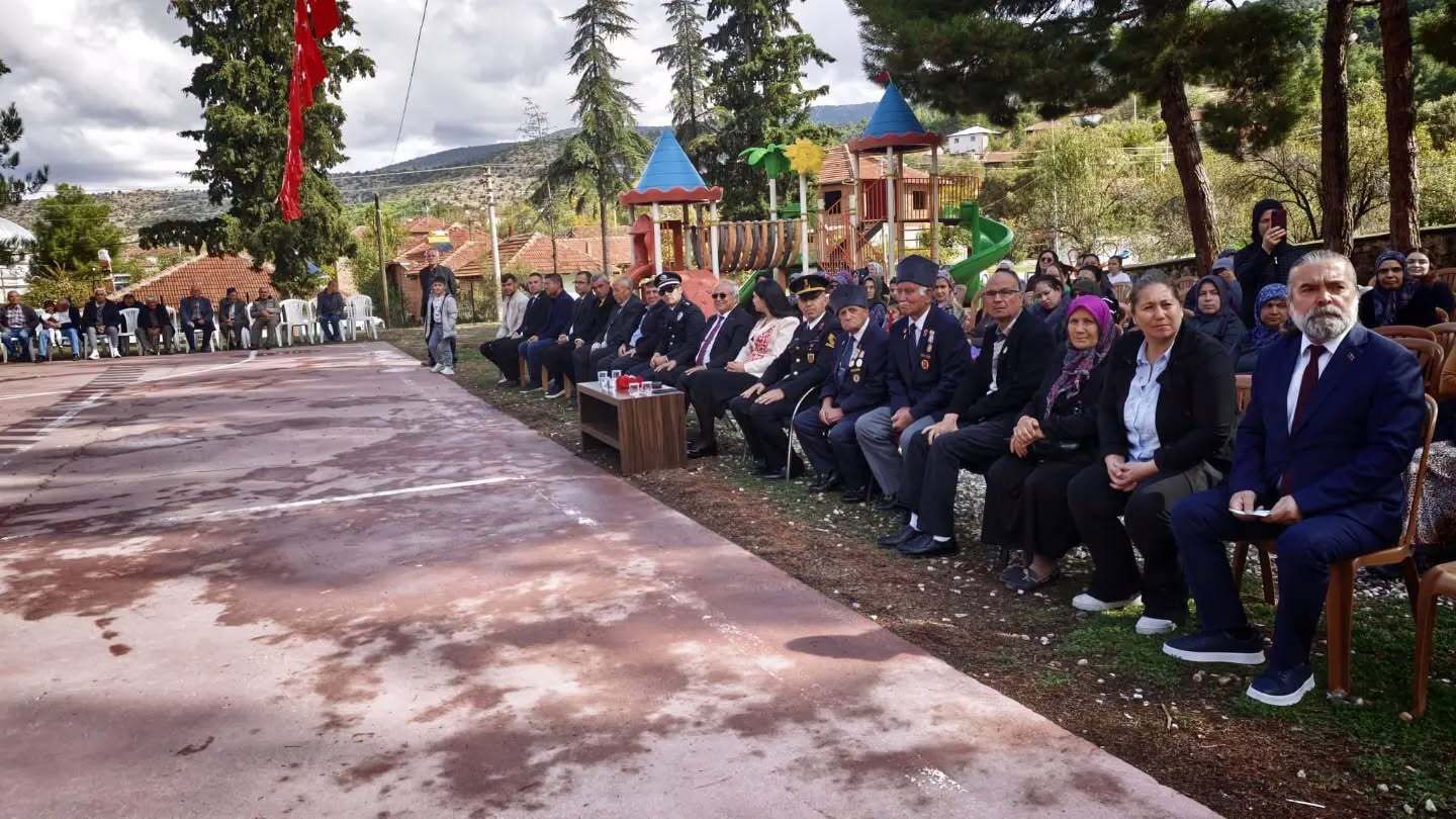 Baklan’da Cumhuri̇yeti̇n 103. Yili Öğrenci̇lerle Kutlandi (2)